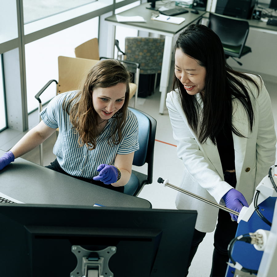 Faculty works with student in Core Facilities.